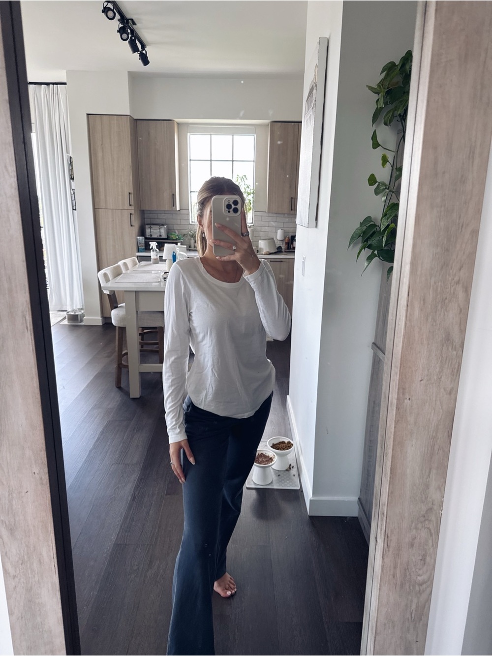 Banana Republic White Long-Sleeve Scoop Neck Top (Size Small)